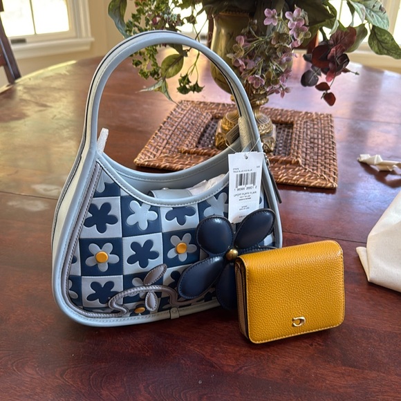 Coachtopia Upcrafted Ergo bag, checkered w/ Puffy Flower.  NWT with wallet - Picture 6 of 7
